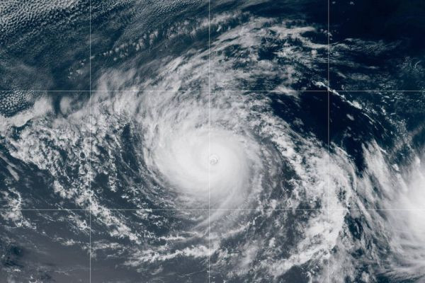 Hurricane Hone Brings Heavy Rain, Strong Winds to Hawaii