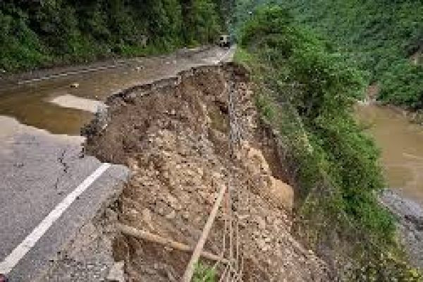 Massive Landslide Blocks Highway in India: A Grim Reminder of Nature’s Fury and Infrastructure Challenges